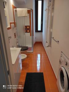 een badkamer met wastafel en wasmachine bij Giravolta (Jaco) in Sulmona