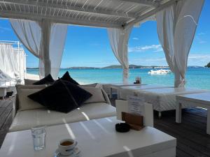 Pokój z kanapą i widokiem na ocean w obiekcie Spacious 2-bedroom apartment with terrace sea view w mieście Žaborić