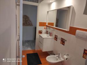 een badkamer met een wastafel en een spiegel bij Giravolta (Jaco) in Sulmona +13 foto's