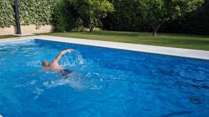 Bazén v ubytovaní Villa Elysium - beautiful family house with heated pool alebo v jeho blízkosti