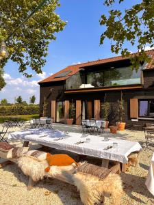 una gran mesa de picnic frente a una casa en Hoeve La Cascina en Deinze