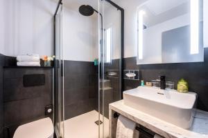 a bathroom with a sink and a shower at Le Champlain in La Rochelle