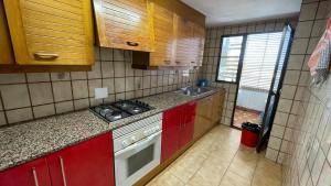 Kuchyň nebo kuchyňský kout v ubytování flat Holiday friend group or family near beach center blasco ibanez