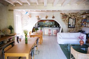 een woonkamer met een witte bank en tafels bij Casaviel in Biarritz