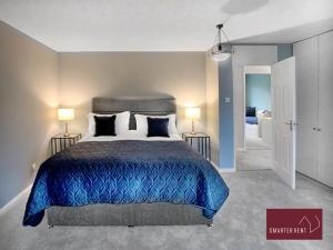 מיטה או מיטות בחדר ב-Weybridge - 4 Bedroom Home - Driveway & Garden