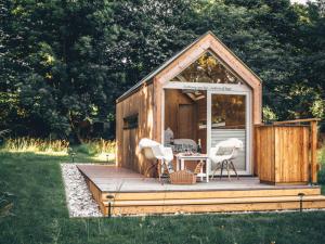 Cabaña de madera pequeña con mesa y 2 sillas en refugium am see, en Seeboden