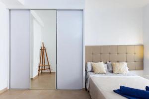 1 dormitorio con puertas correderas de cristal y 1 cama en Plaza del Príncipe, en Santa Cruz de Tenerife