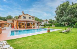 uma casa com piscina num quintal em Nice Home In Castiglion Fiorentino With Jacuzzi em Castiglion Fiorentino