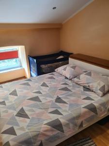 Ένα ή περισσότερα κρεβάτια σε δωμάτιο στο Apartments Karlo +7 φωτογραφίες