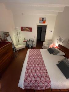 1 dormitorio con 1 cama con manta roja y blanca en Cuor di Mantova B&B en Mantova