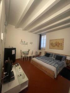 Un dormitorio con una cama y una mesa. en Cuor di Mantova B&B en Mantova