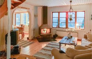 - un salon avec une cheminée et un canapé dans l'établissement Lovely Home In Skellefte With Kitchen, à Skellefteå