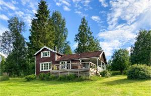 una casa en un campo verde con árboles en Lovely Home In Skellefte With Kitchen en Skellefteå