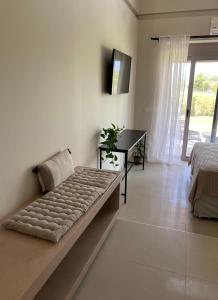 Postel nebo postele na pokoji v ubytování Pnoe Eco Residences