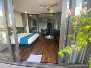 - une chambre d'hôtel avec un lit et un miroir dans l'établissement The Carnation Apartment 02, à Hanoï
