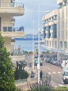 uma vista para uma rua com carros estacionados num parque de estacionamento em Lavande de Croisette em Cannes