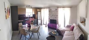 uma sala de estar com uma mesa e uma cozinha em Fotini's House II em Ligourión