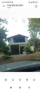 uma foto de uma casa com um carro à frente dela em Linda casa campestre em Agua de Dios