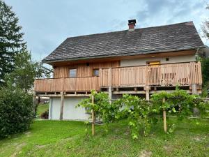 a wooden house with a deck on a yard at KRASTHAUS in Oberhaag