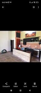 uma imagem de uma cozinha com bancada em Linda casa campestre em Agua de Dios
