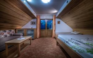 Holiday Home Mirt with HotTub & Sauna في Blanca: غرفة نوم بسرير واريكة وطاولة
