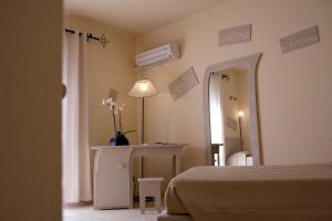 A bed or beds in a room at Hotel Cernia Isola Botanica