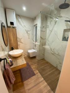Kúpeľňa v ubytovaní Marsalforn luxurious Apartment