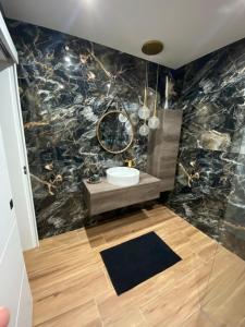 y baño con lavabo y espejo. en Marsalforn luxurious Apartment en Marsalforn