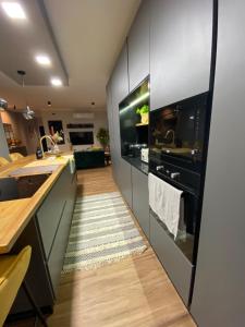 Kuchyňa alebo kuchynka v ubytovaní Marsalforn luxurious Apartment