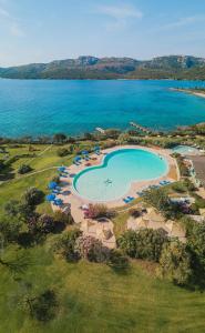 einen Luftblick auf ein Resort mit einem Pool in der Unterkunft Park Hotel & Spa Cala Di Lepre in Palau