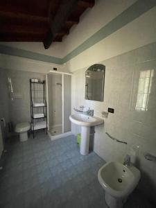 uma casa de banho com um lavatório e um WC em OASI DEL GARDA 6 em Monzambano