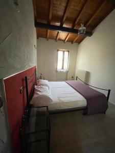 1 dormitorio con 1 cama grande en una habitación en OASI DEL GARDA 6, en Monzambano