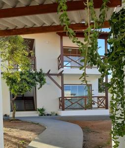 un edificio con ventanas y pasarela en POUSADA ACONCHEGO CHAPADA, en Alto Paraíso de Goiás