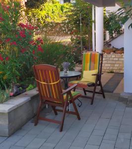 2 sedie e un tavolo su un patio di Apartment Nives a Zara (Zadar)