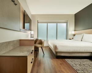 曼斯泰的住宿－Hyatt Place Munster，一间卧室设有一张床和一个大窗户