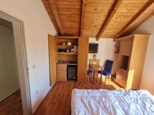 1 dormitorio con cama, escritorio y mesa en Alpenblick Pang, en Rosenheim