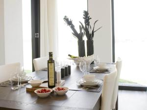托伦Villa Oesterdam Comfort 4 persons的餐桌和一瓶葡萄酒