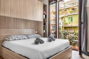 una camera con un letto e una grande finestra di Divi Apartments - Strategic Place a Milano