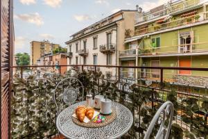 un tavolo con un cesto di croissant sul balcone di Divi Apartments - Strategic Place a Milano