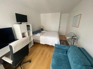 Habitación pequeña con cama y sofá en Grand appartement luxueux, calme et sûr, en París
