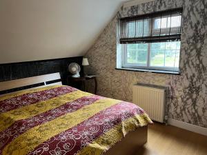 1 dormitorio con cama y ventana en The Caduceus- Residence en Chertsey