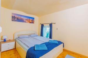 Un dormitorio con una cama con almohadas azules. en Captain's Residence in Soho, en Budapest