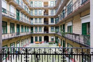 un edificio de apartamentos con balcones y un patio en Captain's Residence in Soho, en Budapest
