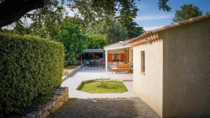 a house with a garden and a patio at Mon Ginesté in Flayosc