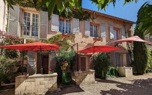 due ombrelli rossi di fronte a un edificio di Les Studios de la Madeleine ad Avignone