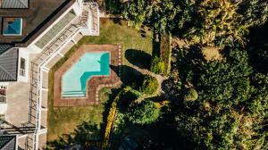 una vista aérea de un patio con piscina en House Ritze, en Gonubie