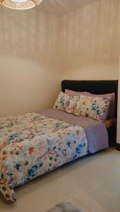 Cama ou camas em um quarto em San Pablo laguna staycation