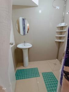 San Pablo laguna staycation tesisinde bir banyo