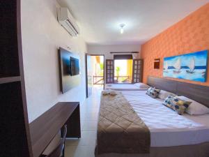 a large bedroom with two beds in a room at Jangadeiro Praia Hotel Resort - Pé na Areia in Aquiraz