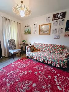 uma sala de estar com um sofá e um tapete vermelho em San Pablo laguna staycation em San Pablo